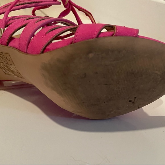 Also bright pink leather sandals. - Picture 4 of 4